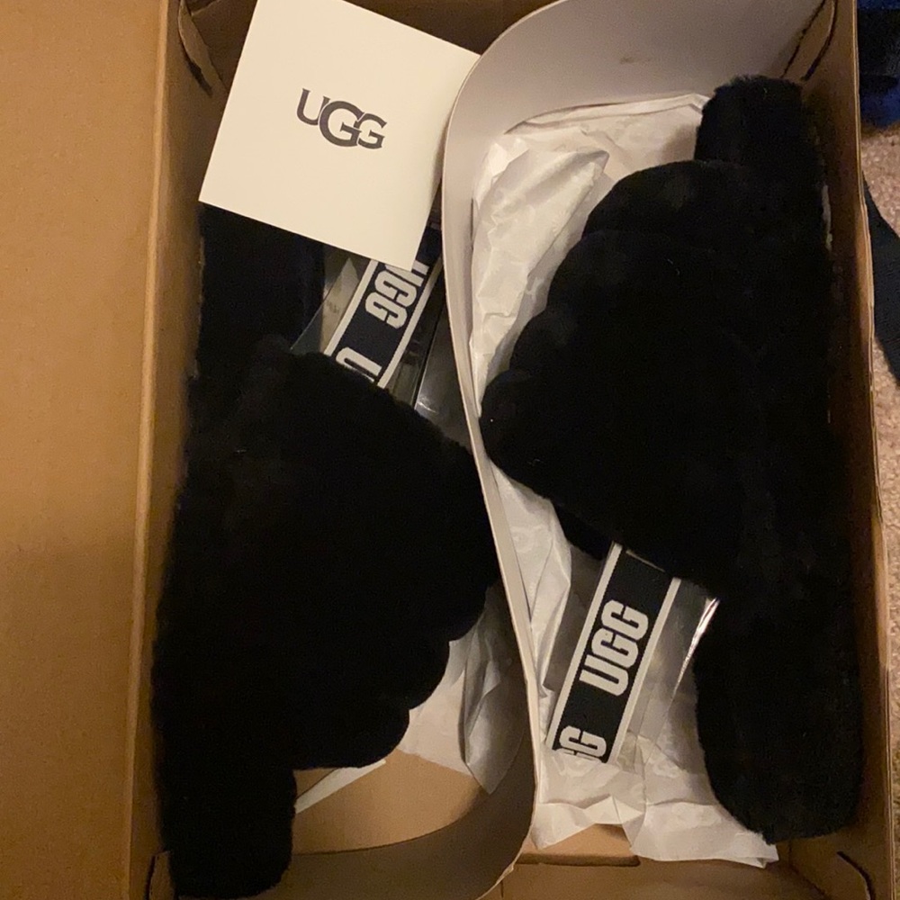 Black Ugg yeah slides